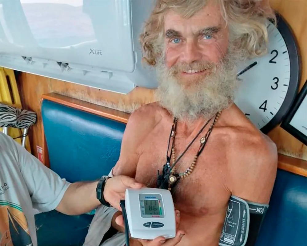 Tim Shaddock de 51 años después de ser rescatado por un barco mexicano en el Océano Pacífico (Grupomar/Atun Tuny vía AP)