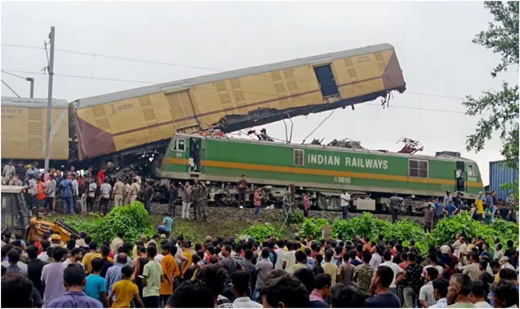 Choque de trenes deja al menos 15 muertos en la India