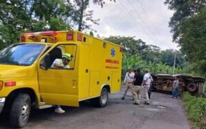 Choque-de-camionetas-deja-danos-materiales-por-mas-de-20-mil-pesos-en-Coscomatepec.jpeg