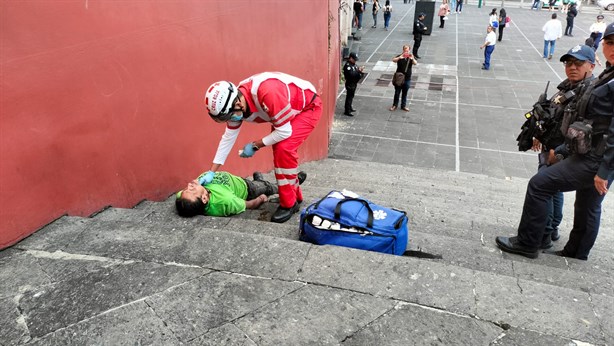 Hombre ingiere veneno en escalinatas de Catedral de Xalapa y colapsa