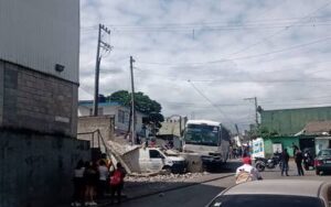 Autobús de pasajeros sin control choca contra una pared, en Xalapa