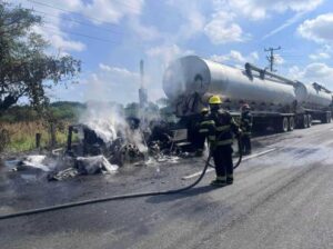 se-incendia-trailer-cargado-de-alimento-para-aves-en-el-libramiento-paso-del-toro-santa-fe-focus-0-0-495-370