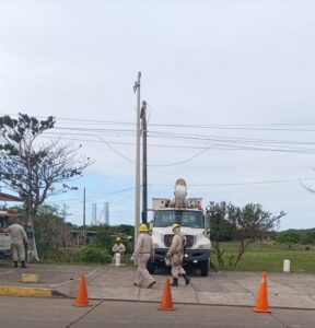 Bajo-voltaje-en-Alvarado-por-caida-de-dos-torres-de-CFE-e1737588294494