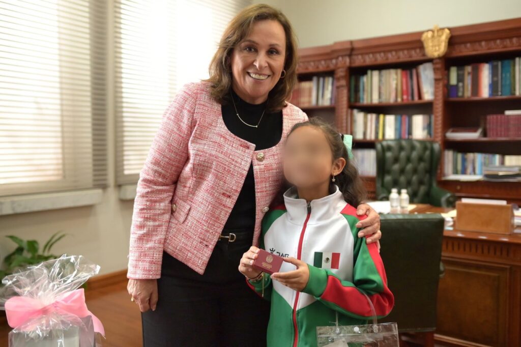 Gobernadora recibe a campeona nacional de esgrima Leane Ramos