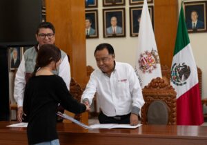 Reciben ciudadanos certificados de estudios del IVEA
