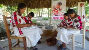 Tejiendo identidad, artesanas de Chalma transmiten el legado del Quexquémitl
