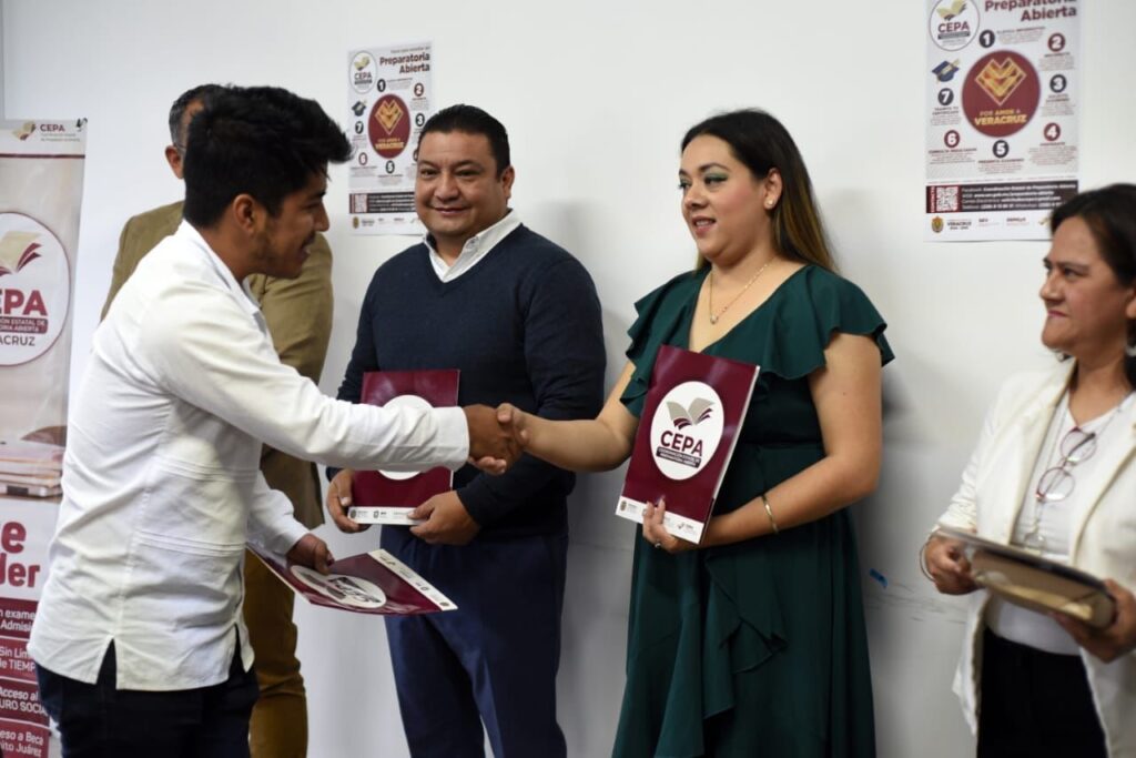 Superan el reto, jóvenes concluyen su bachillerato en el sistema abierto
