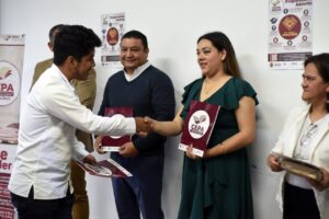 Superan el reto, jóvenes concluyen su bachillerato en el sistema abierto