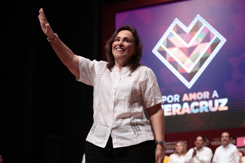 Rocío Nahle luce deshilado de Tlacotalpan en su Informe de 100 Días