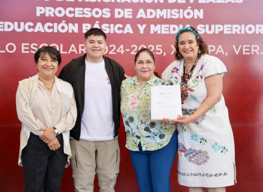 Entrega SEV plazas a docentes de Básica y Media Superior