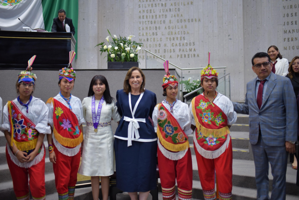 Entrega Congreso de Veracruz Premio Estatal de la Mujer a la mejor estudiante del mundo
