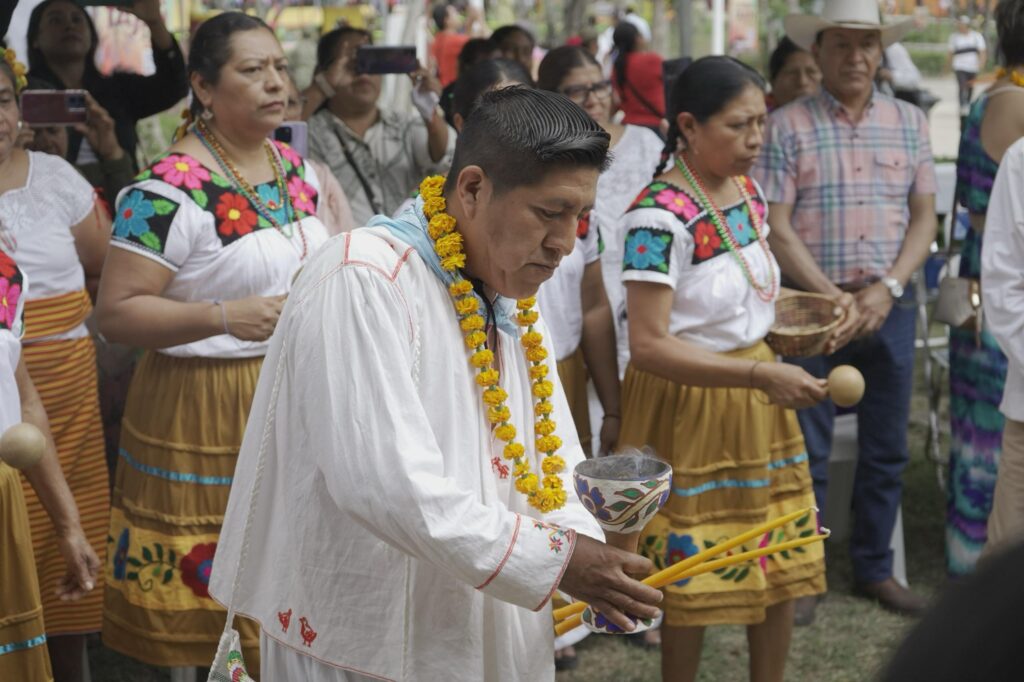 El telar de cintura, arte milenario presente en Cumbre Tajín  
