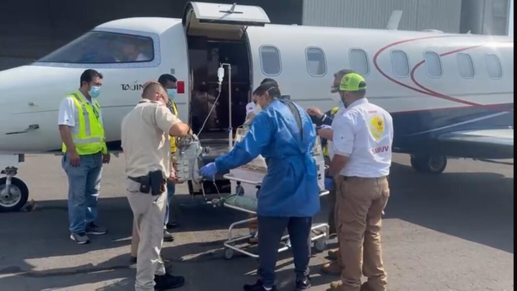 Gobierno estatal traslada a menor para que reciba tratamiento médico especializado