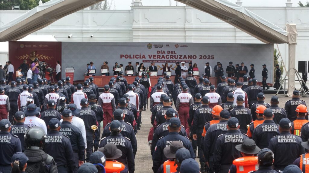 Cumple Rocío Nahle; inicia construcción de viviendas para policías veracruzanos
