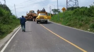 cierran_circulacixn_en_tramo_carretero_en_nanchital_por_unidad_atorada_en_acceso_al_basurero.jpeg_657186832