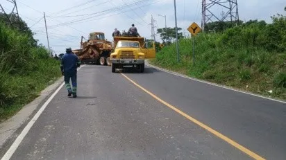 cierran_circulacixn_en_tramo_carretero_en_nanchital_por_unidad_atorada_en_acceso_al_basurero.jpeg_657186832